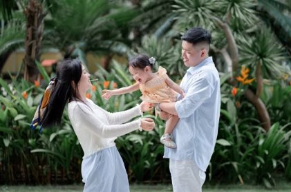 Expat family looking at a home